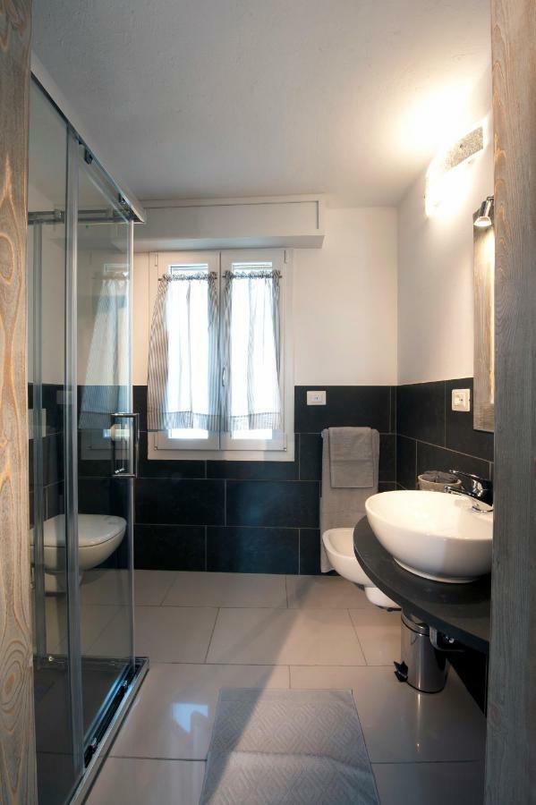 Le Suites - Di Fronte Ospedale Sacro Cuore Negrar Bagian luar foto
